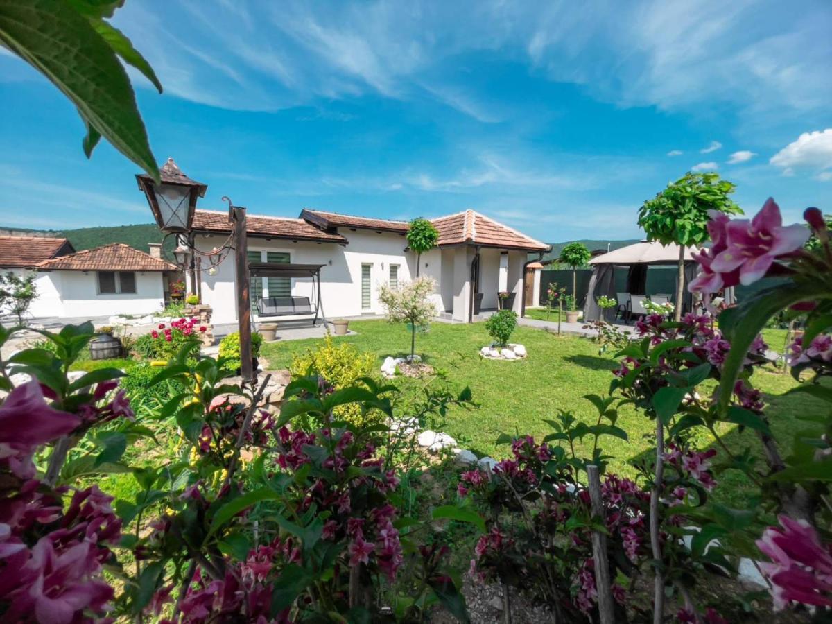 Вилла Family Estate Hadzalova Avlija Бихач Экстерьер фото